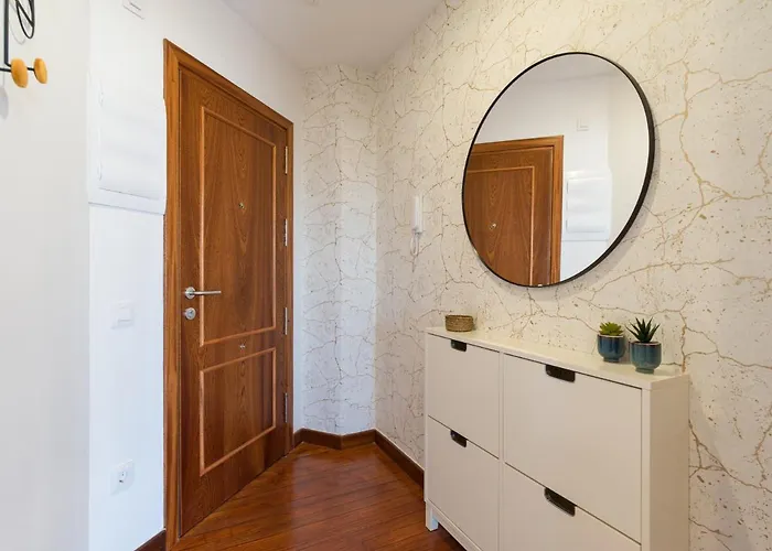 Bright Townhouse - Views - 5 Min Walk To The